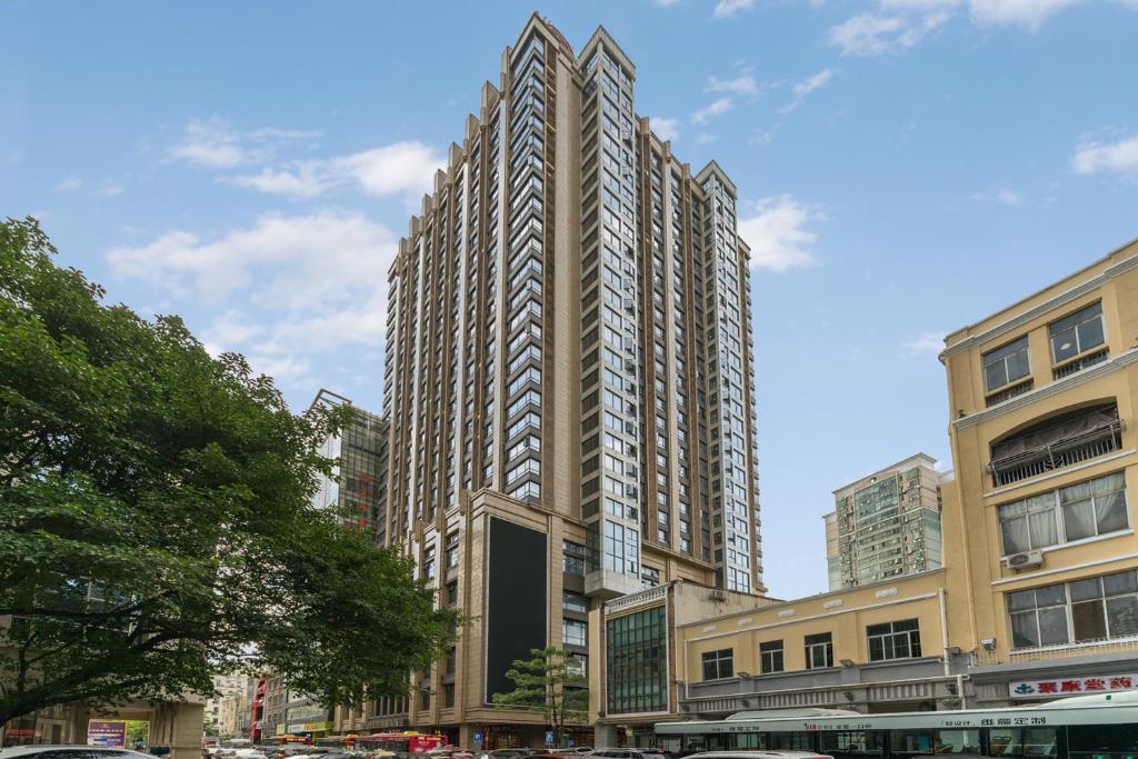 广州WAIFIDEN service Apartment Min Jian Fianance Branch的一座位于城市中心的高大建筑