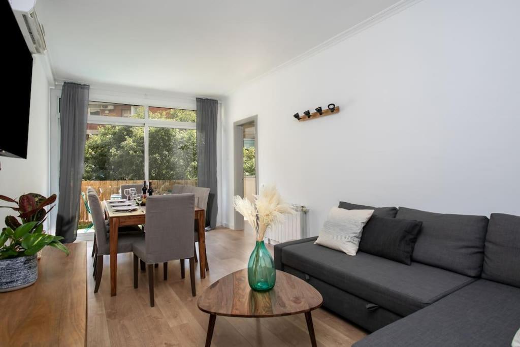 巴塞罗那Canela Homes BARCELONA PADILLA的客厅配有灰色的沙发和桌子