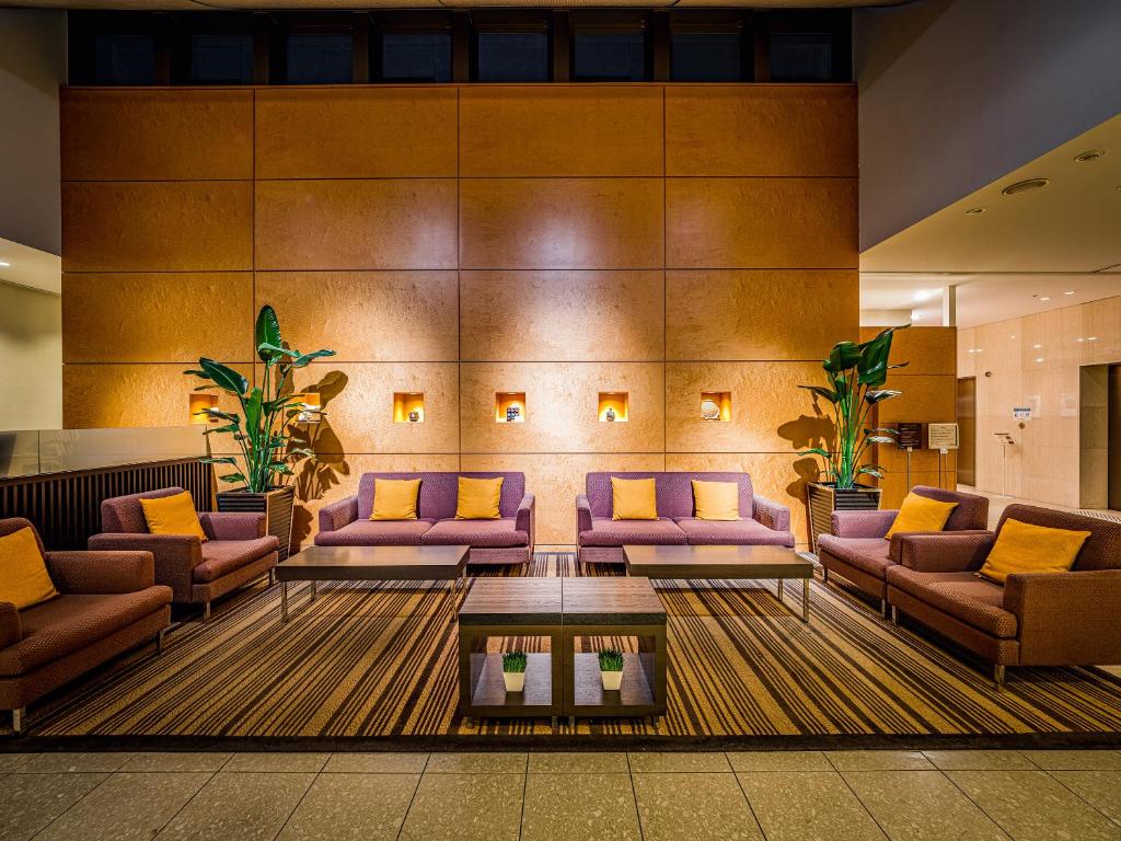 冈山冈山三井花园酒店 的大堂设有紫色沙发和茶几