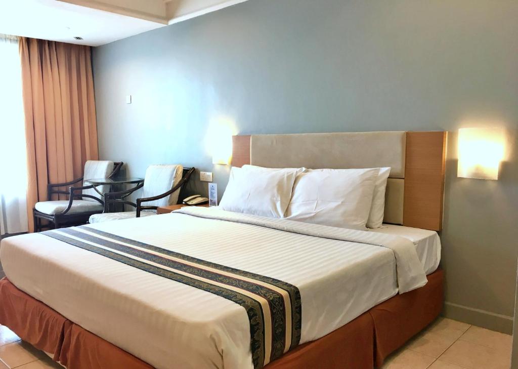波德申迪克森港口克鲁斯天堂度假村的一间位于酒店客房内的带大床的卧室