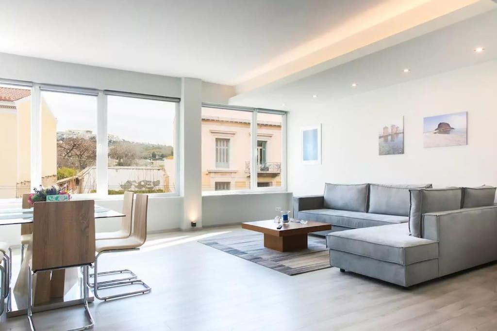 雅典Sunlit Apartment with Acropolis View的客厅配有沙发和桌子