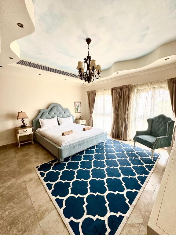 迪拜DARÏ的一间卧室配有一张床和蓝色地毯