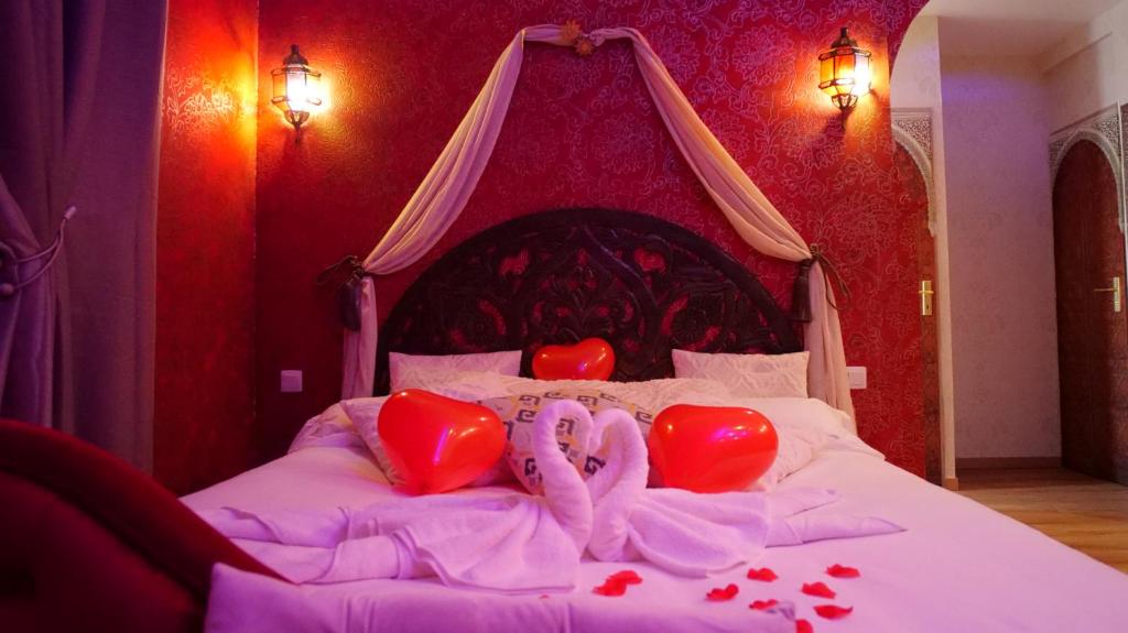 加来Spa Le Rubis d'Orient的一间卧室,配有一张心形床