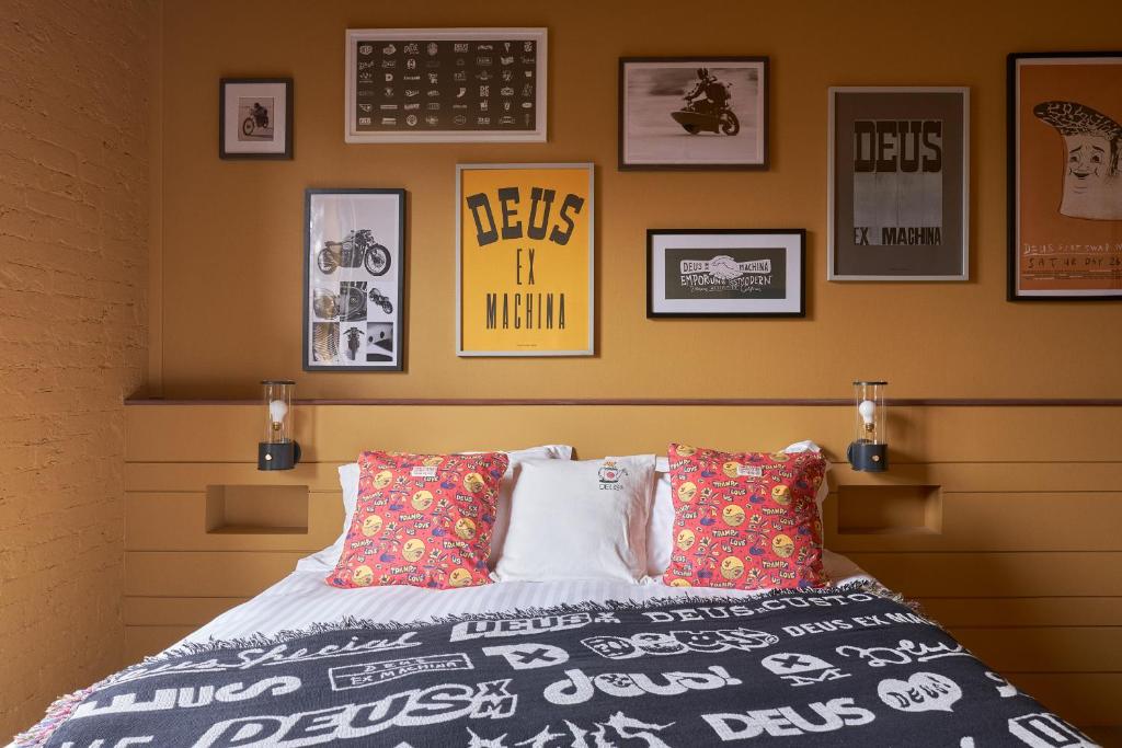 伯恩茅斯Deus Lodge of Heavy Leisure的卧室配有一张床,墙上挂有图片