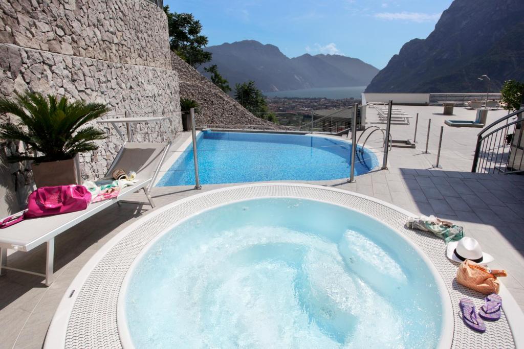 滕诺阿格里特瑞斯特里美食与放松酒店的山景按摩浴缸