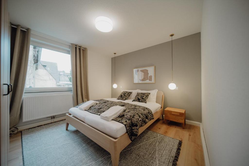 科布伦茨FR02 - Design Apartment Koblenz City - 1 Bedroom的一间卧室设有一张床和一个大窗户