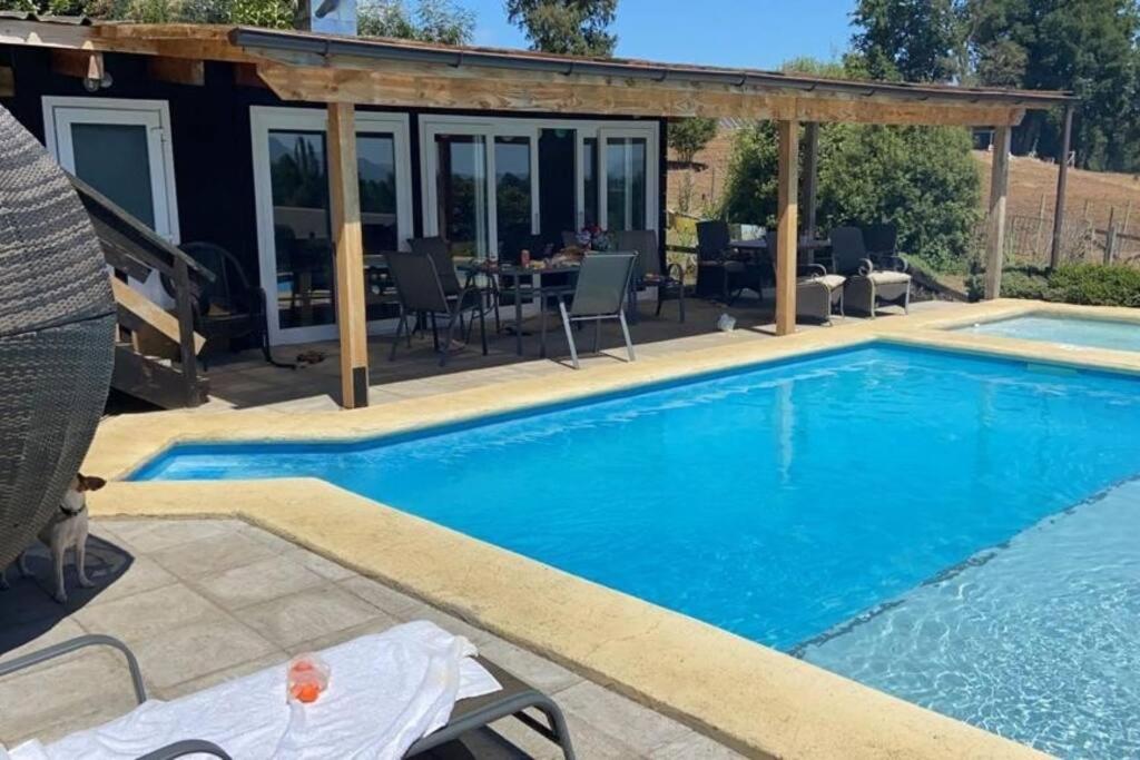 普孔Preciosa casa, vistas y piscina privada的一座带凉亭的游泳池,位于一座房子旁边