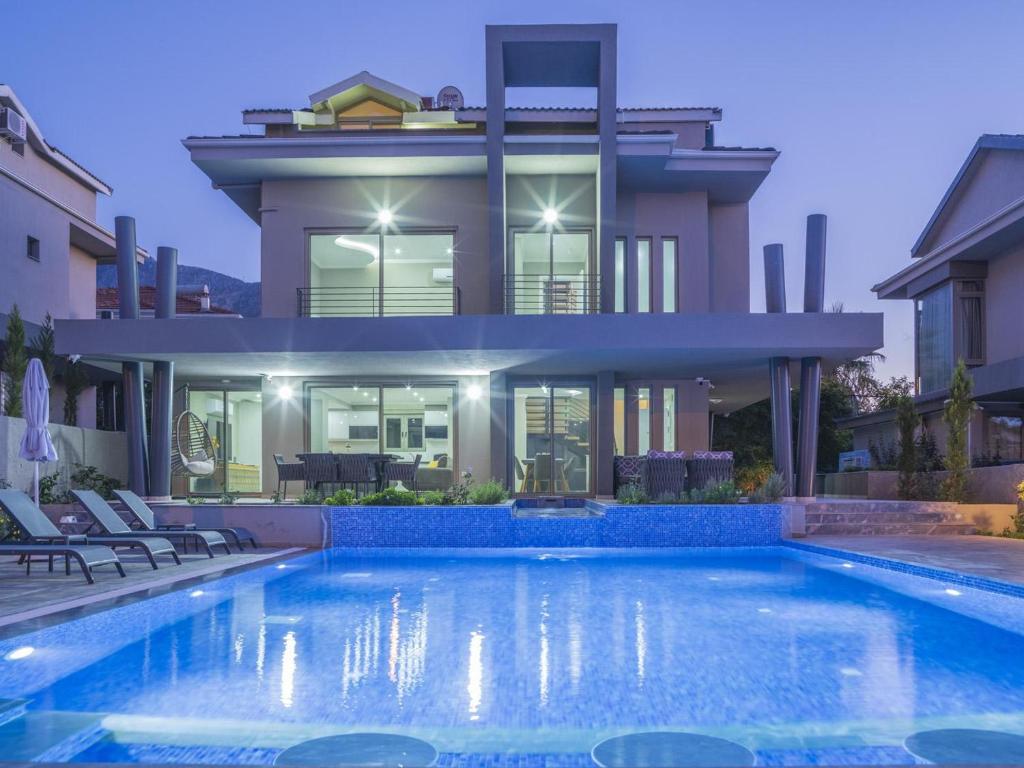 厄吕代尼兹Villa Moderno B的房屋前有游泳池的房子