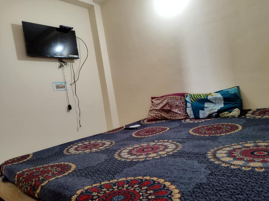 普里HOTEL 7s的一间卧室配有一张铺着地毯的床