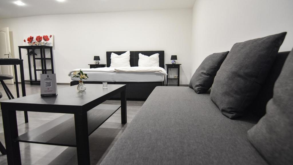 WeilerbachHotel zur Schlemmerscheune的客厅配有沙发和1张床