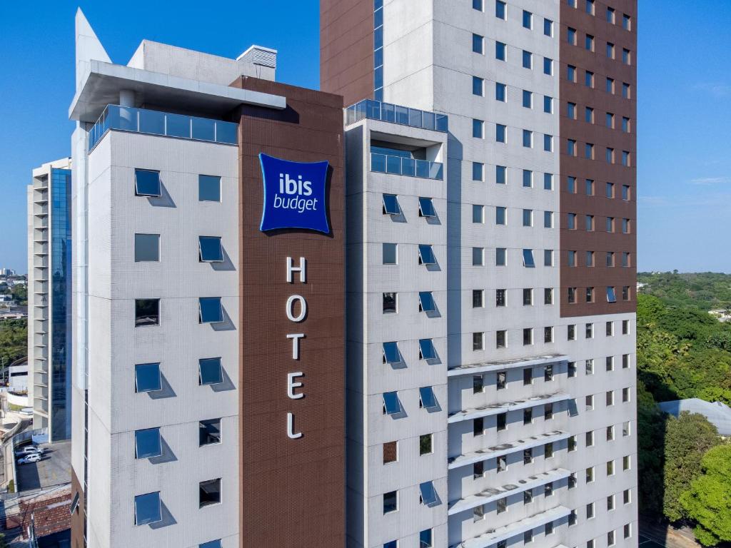 马瑙斯ibis budget Manaus的建筑的侧面有标志