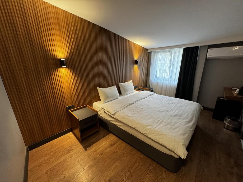 埃迪尔内Bademi Room的一间卧室配有一张带白色床单的大床