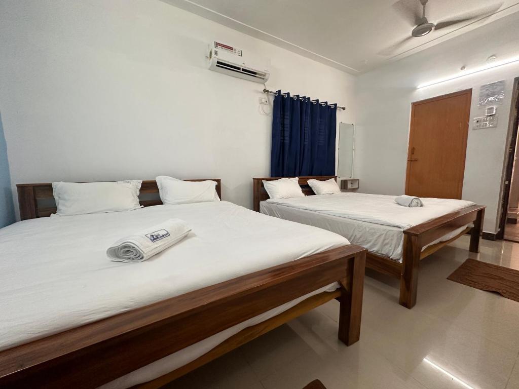 蒂鲁瓦纳马莱MPS Saai Residency的小房间设有两张床