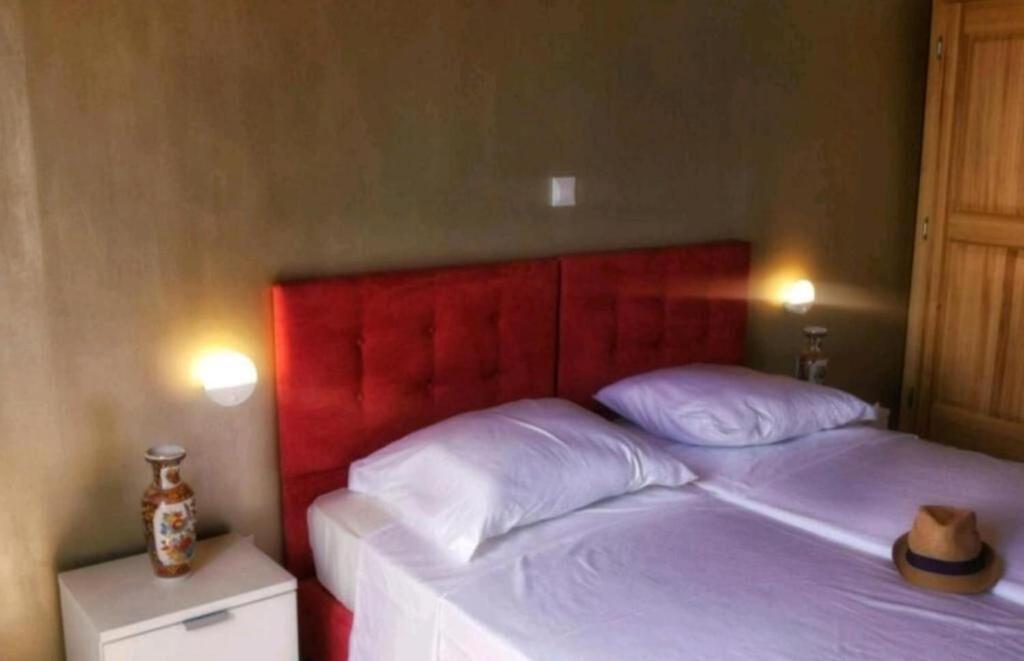 拉斯托伏House Barbara的卧室里一张红色床头的床