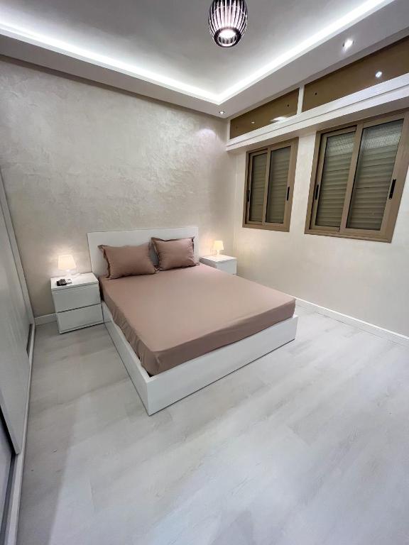 卡萨布兰卡L'Appartement Harmonia Cozy的一间卧室配有床和2个床头柜