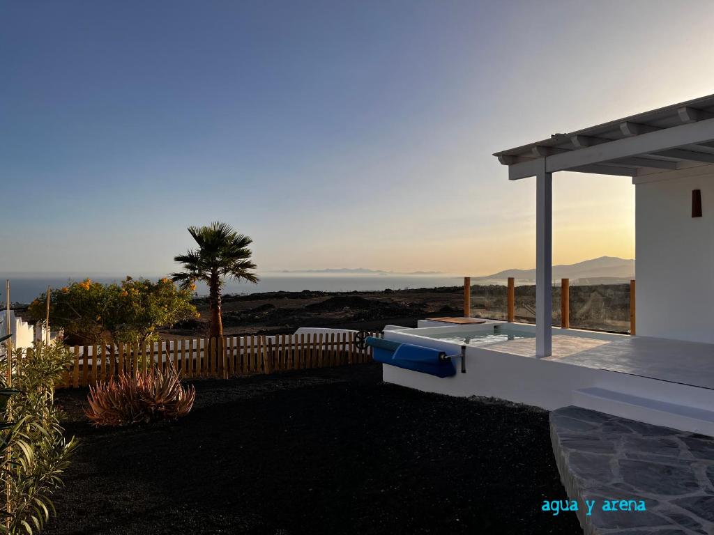 蒂亚斯CASA TIE' Lanzarote vista mar - piscina relax - adults only的海景度假屋 - 带甲板