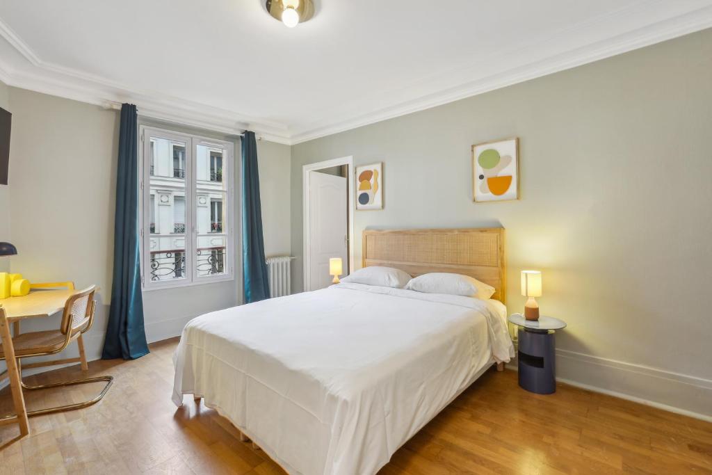 巴黎Hôtel Juliette的卧室配有一张白色大床和一张书桌