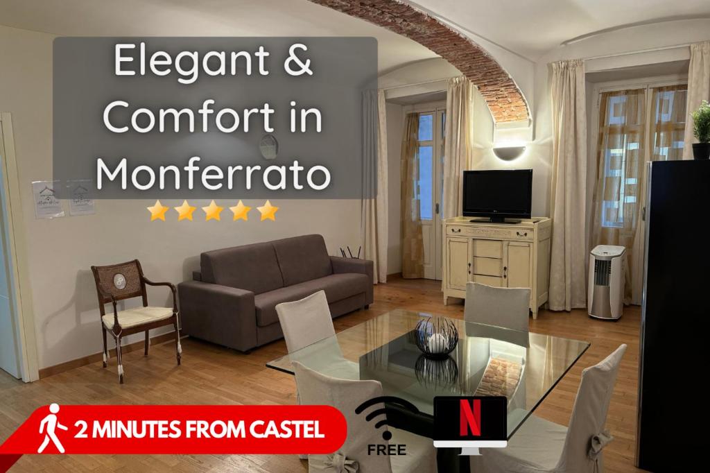 卡萨莱蒙费拉托CENTRO STORICO Eleganza e Lusso nel Monferrato的客厅配有桌子和沙发