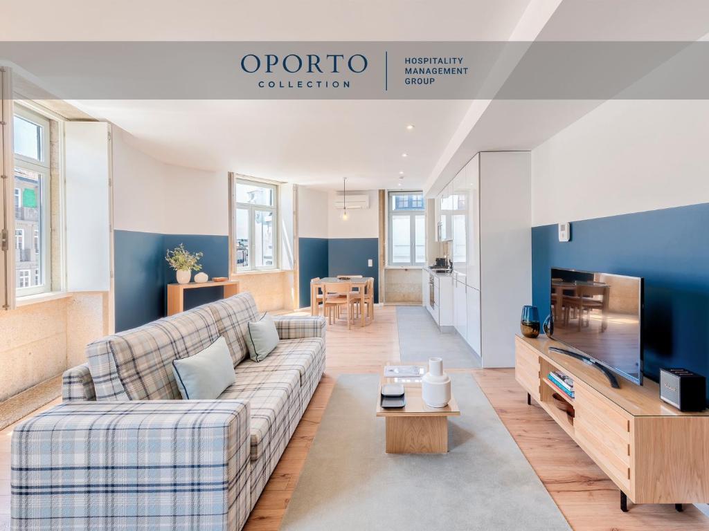 波尔图Mouzinho da Silveira Unique Apartments, by Oporto Collection的带沙发和电视的客厅