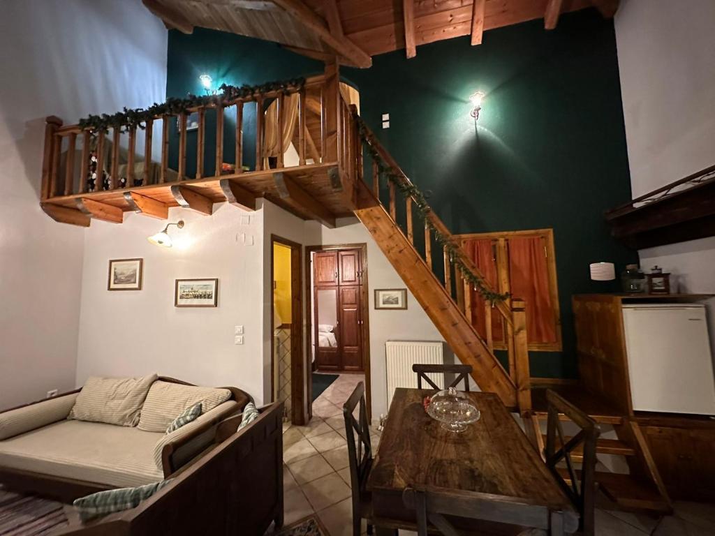 阿拉霍瓦Diminio 2 Whole House - Chalet的客厅设有楼梯、桌子和沙发