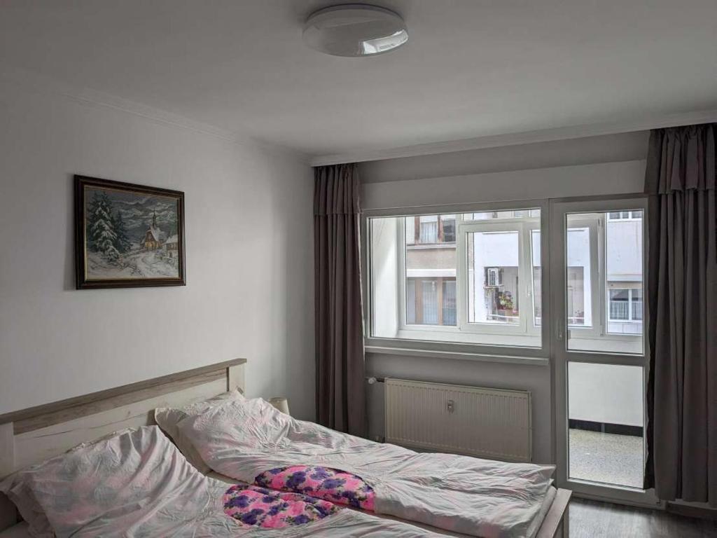 布尔加斯Lazur Apartment的卧室在窗户前配有一张床