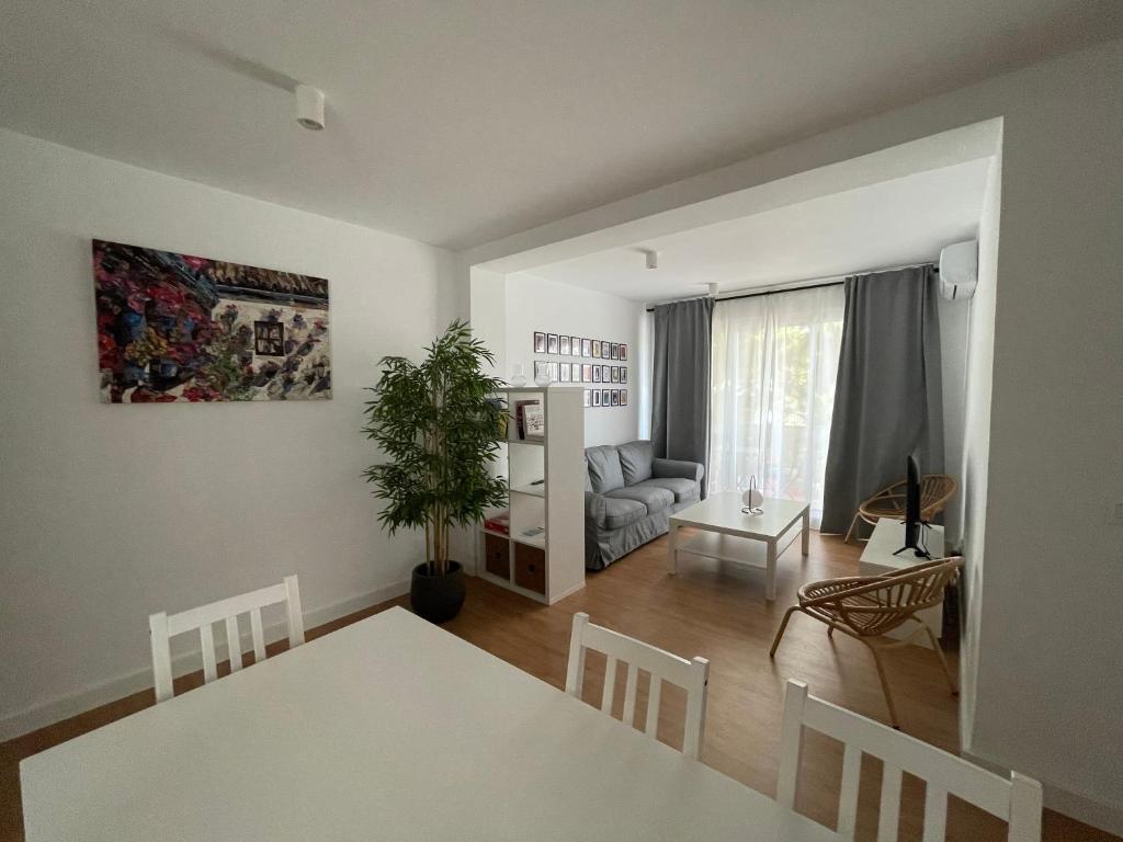 科尔多瓦Apartamento Colina B 19.的客厅配有白色桌子和沙发