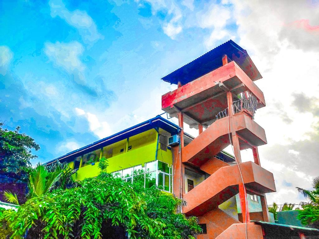 蒂瑟默哈拉默Yala Bay Holiday Resort的蓝色屋顶的多彩建筑