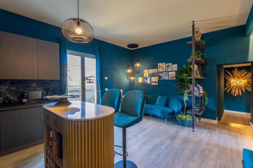 锡耶纳Blossoms of Siena的厨房和带蓝色墙壁的客厅