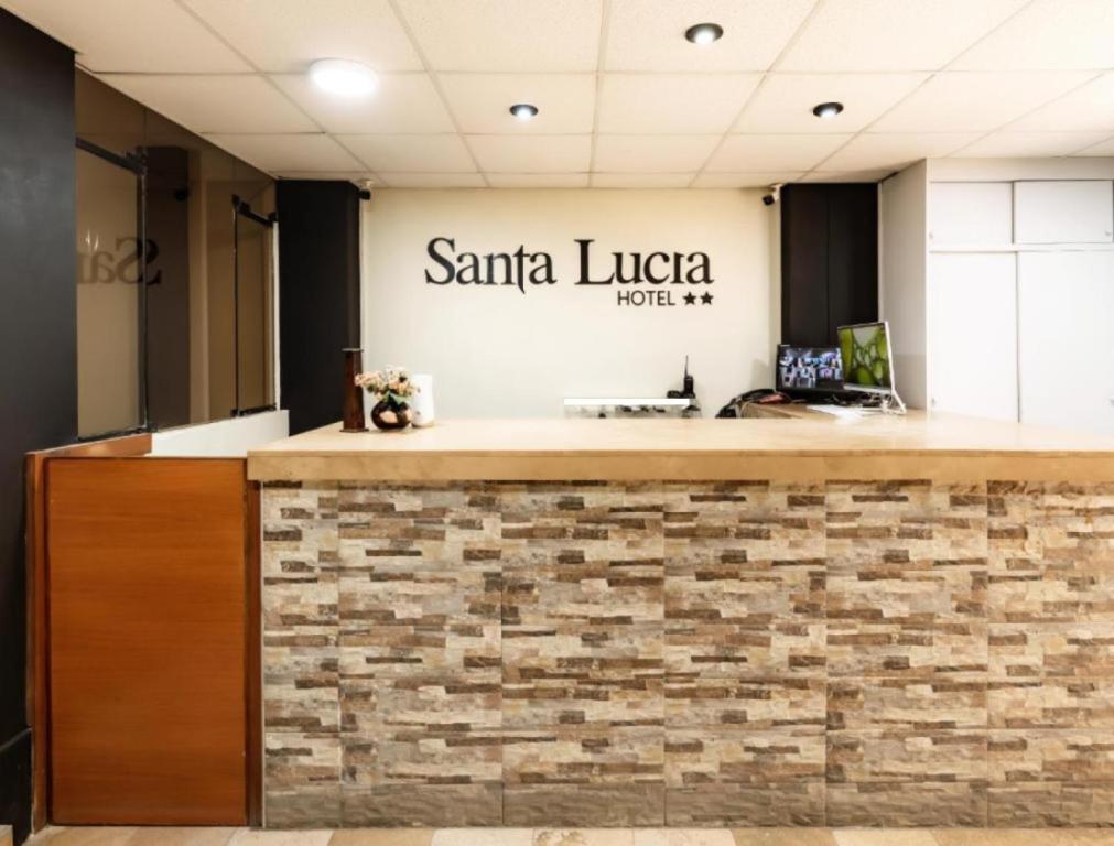 皮乌拉Hotel Santa Lucia - Oficial的写有读santlucica的标志的办公室接待处