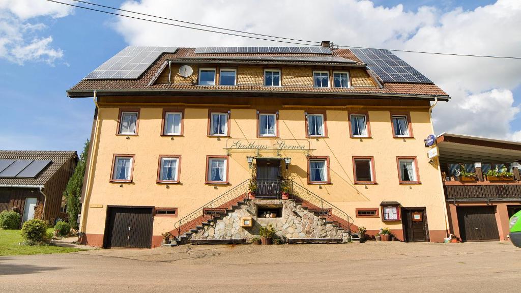 VöhrenbachHaus Zum Sternen的一座建筑的顶部设有太阳能电池板
