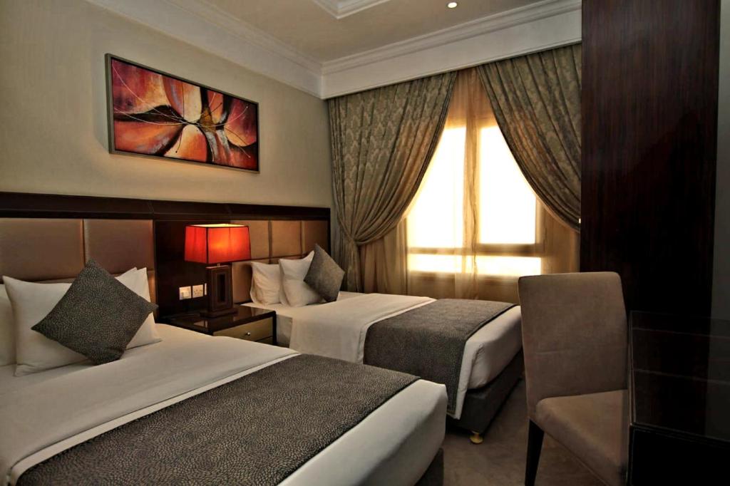 科威特科威特法哈希尔波德酒店的酒店客房设有两张床和窗户。