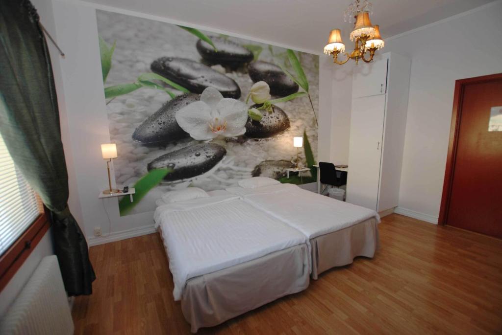 阿沃斯塔阿维斯塔城市酒店的一间卧室配有一张壁画床