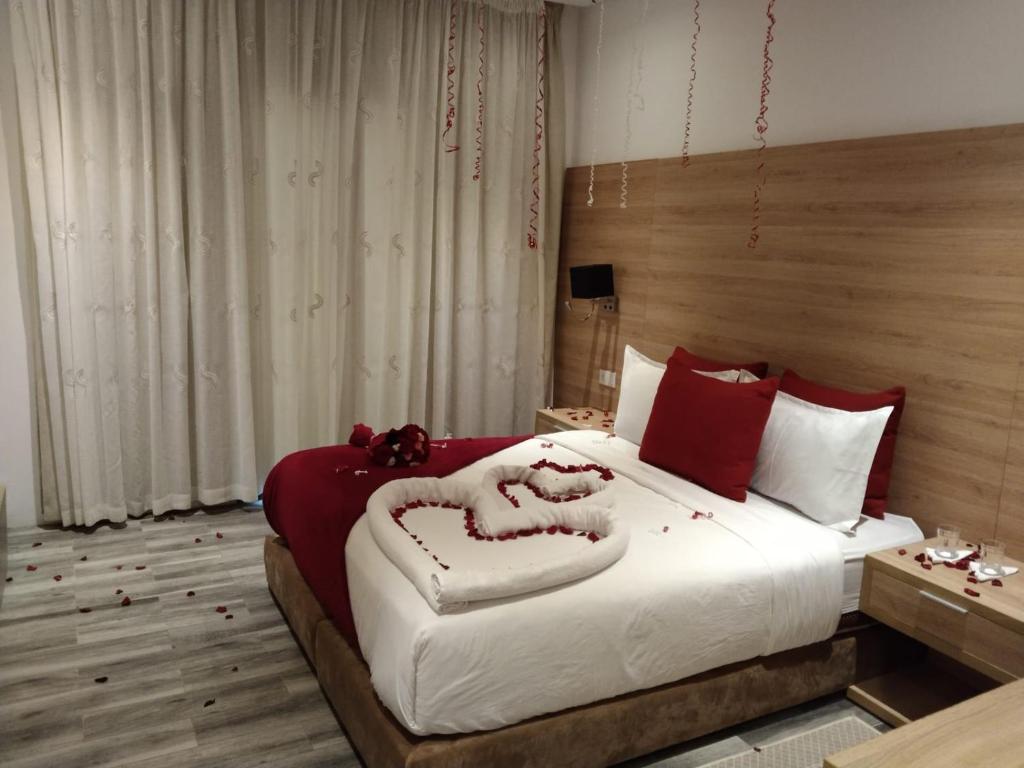 索维拉Hôtel Mechouar Plaza的一间卧室配有一张带圣诞装饰的床。