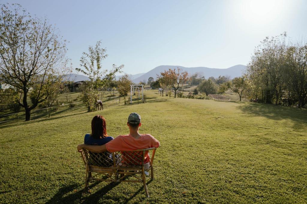 艾琳诺瓦克Ranch Terra的坐在田野长椅上的男女