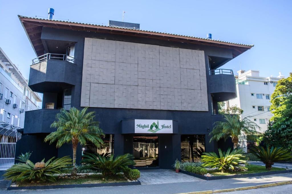 弗洛里亚诺波利斯Mighil Hotel & Eventos的一座棕榈树建筑