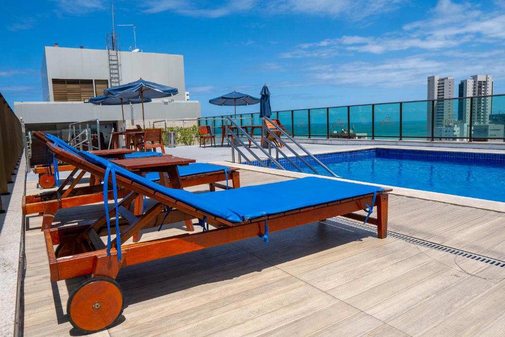 累西腓Roomo Praia de Boa Viagem Residencial的建筑物屋顶上的游泳池
