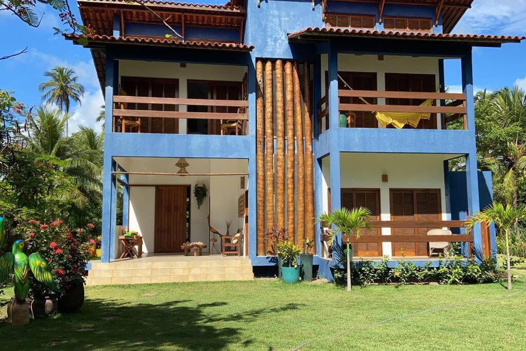 雅帕拉廷加Maravilhoso chalé num paraíso em Japaratinga的一座带庭院的蓝色外墙房子