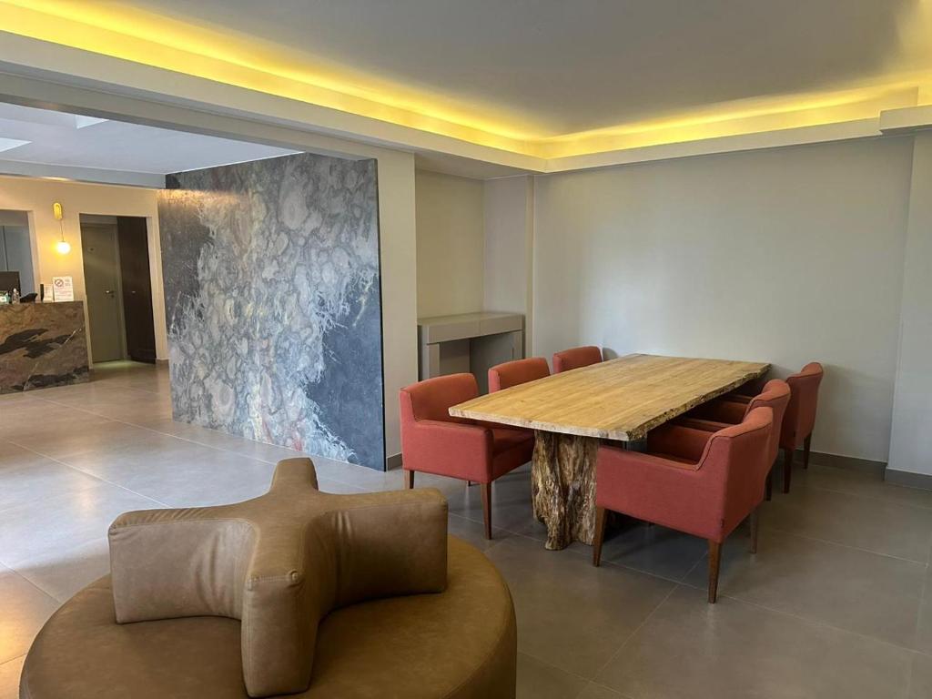 弗洛里亚诺波利斯法洛尔达伊拉酒店的一间会议室,配有木桌和红色椅子