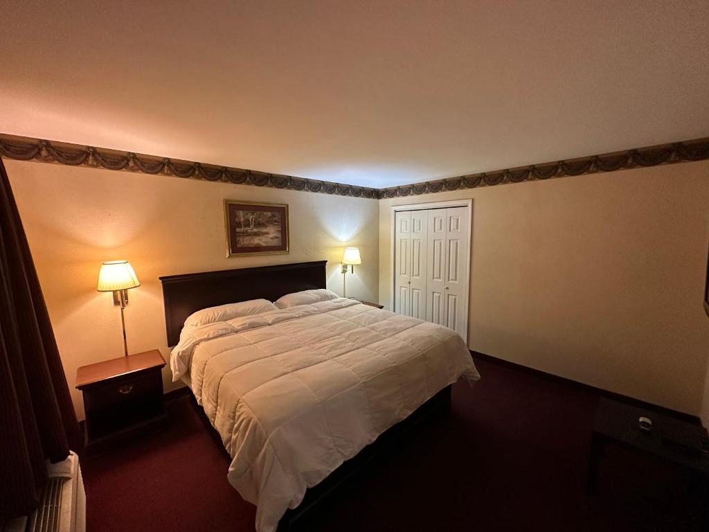 PrincetonThe Stratton Inn的一间卧室配有一张大床和两盏灯。