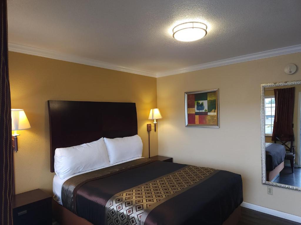 Philomath银河汽车旅馆的酒店客房,配有床和灯