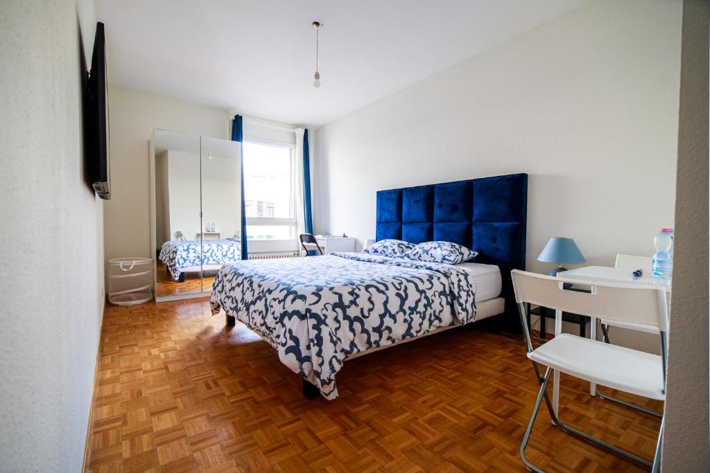 日内瓦hyper centre carouge QDC的一间卧室配有一张蓝色床头板的床