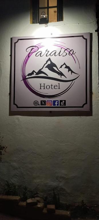 拉库布蕾HOTEL PARAISO的挂在墙上的酒店标志
