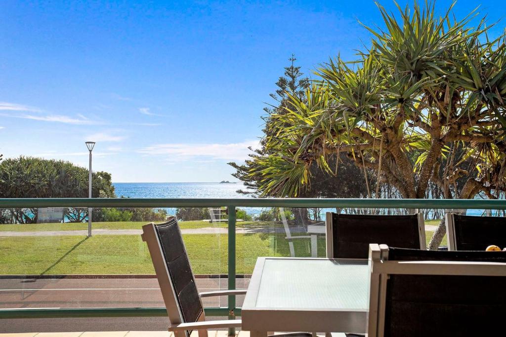 拜伦湾A Perfect Stay - Apartment 3 Surfside的一个带桌椅的海景阳台