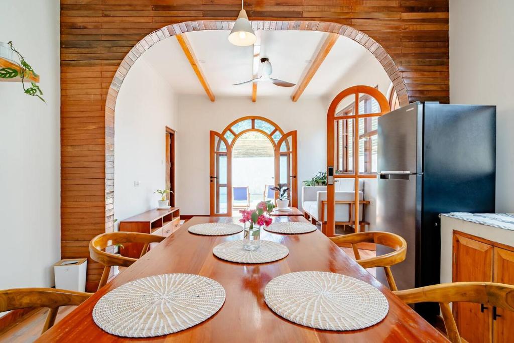 吉利阿尔Villa Markisa - luxury private pool villa Gili Air的一间带桌子和冰箱的用餐室