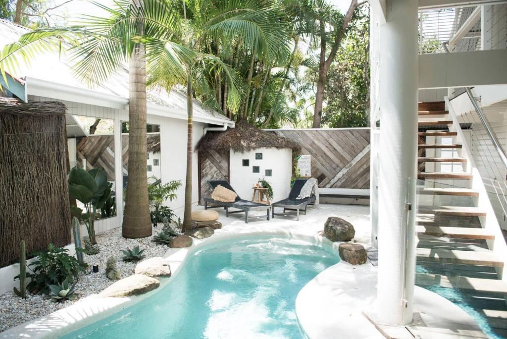拜伦湾A Perfect Stay - Cactus Rose Villa的棕榈树后院的游泳池