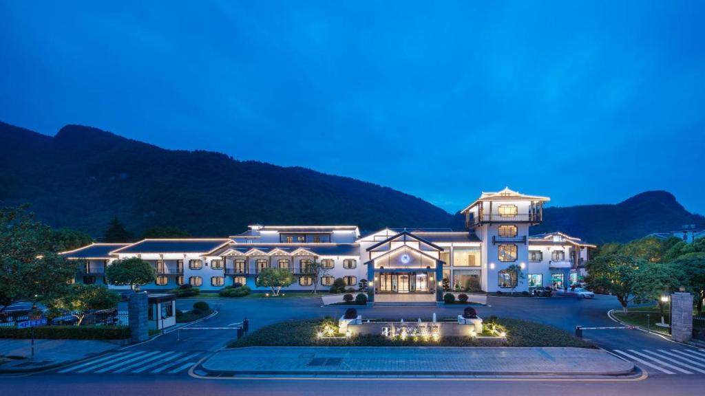 张家界张家界专家村阳光庭院酒店的一座大豪宅,背景是群山