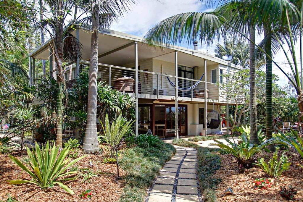 拜伦湾A Perfect Stay - Jimmys Beach House的前面有棕榈树的房子