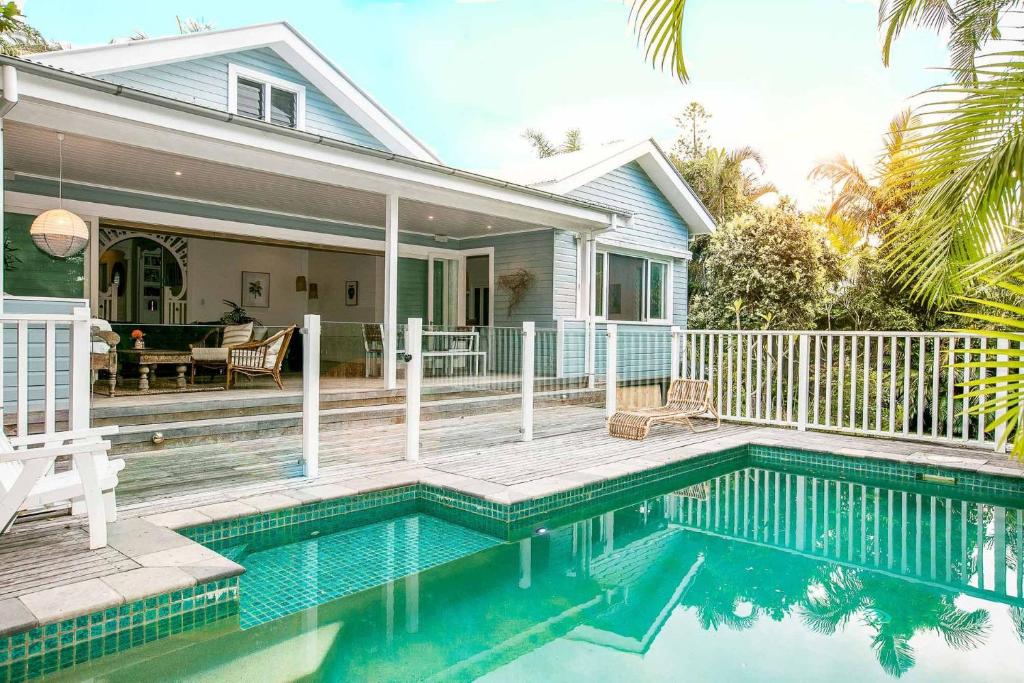 拜伦湾A Perfect Stay - Kia Ora Byron的房屋前的游泳池