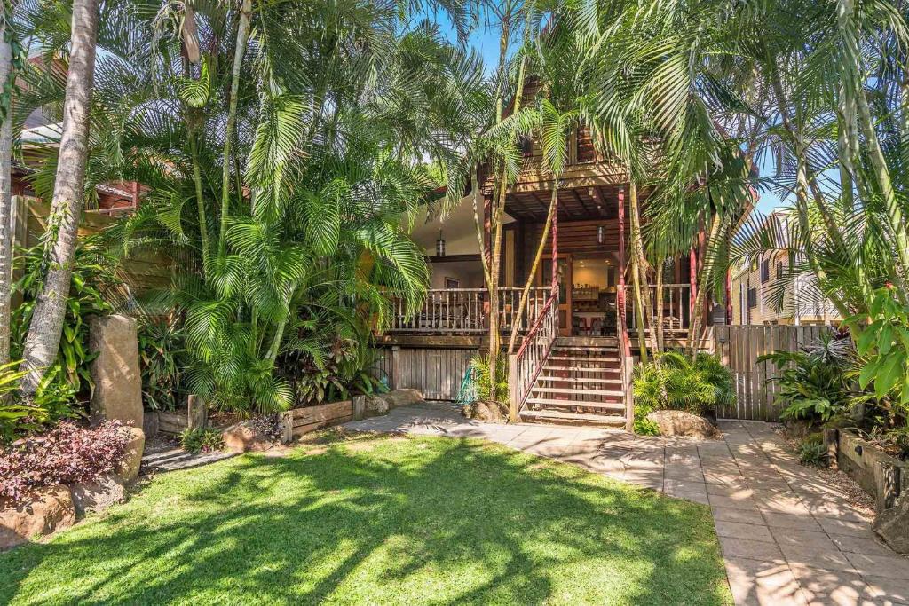 拜伦湾A Perfect Stay - Longhouse的庭院前有棕榈树的房子