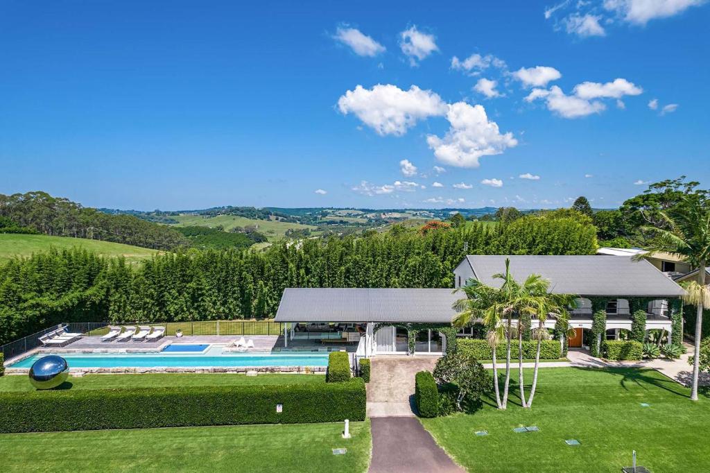 拜伦湾A Perfect Stay - Villa St Helena的享有带游泳池的房屋的空中景致